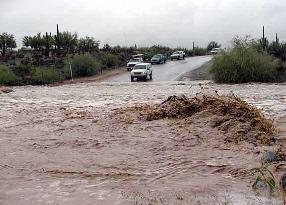 جاده نیكشهر- بنت در سیستان وبلوچستان براثر طغیان رودخانه بسته شد - ایرنا