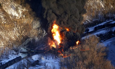يك قطار حامل نفت در آمريكا آتش گرفت
