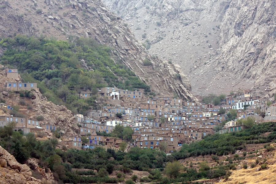 روستاي پلكاني شمشير در احاطه جنگلهاي سر به فلك كشيده شاهو