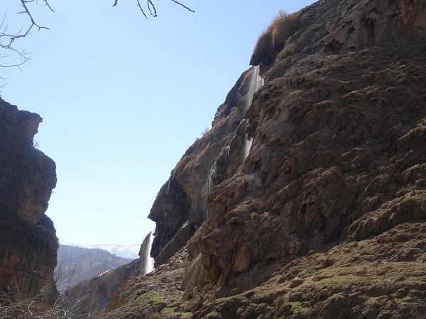 آبشاركمر دوغ، شگفتی زیبا در دل تخته سنگهای سخت آبشاركمر دوغ، شگفتی زیبا در دل تخته سنگهای سخت