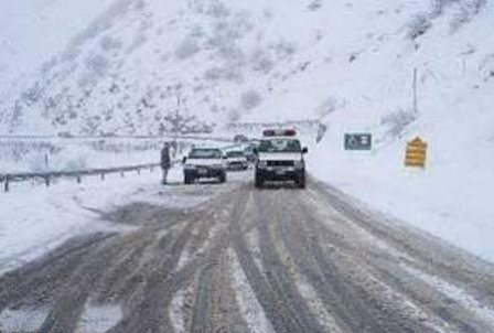 كندي تردد در گردنه زمزيران در محور سردشت - مهاباد به دليل بارش برف