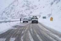 كندي تردد در گردنه زمزيران در محور سردشت - مهاباد به دليل بارش برف