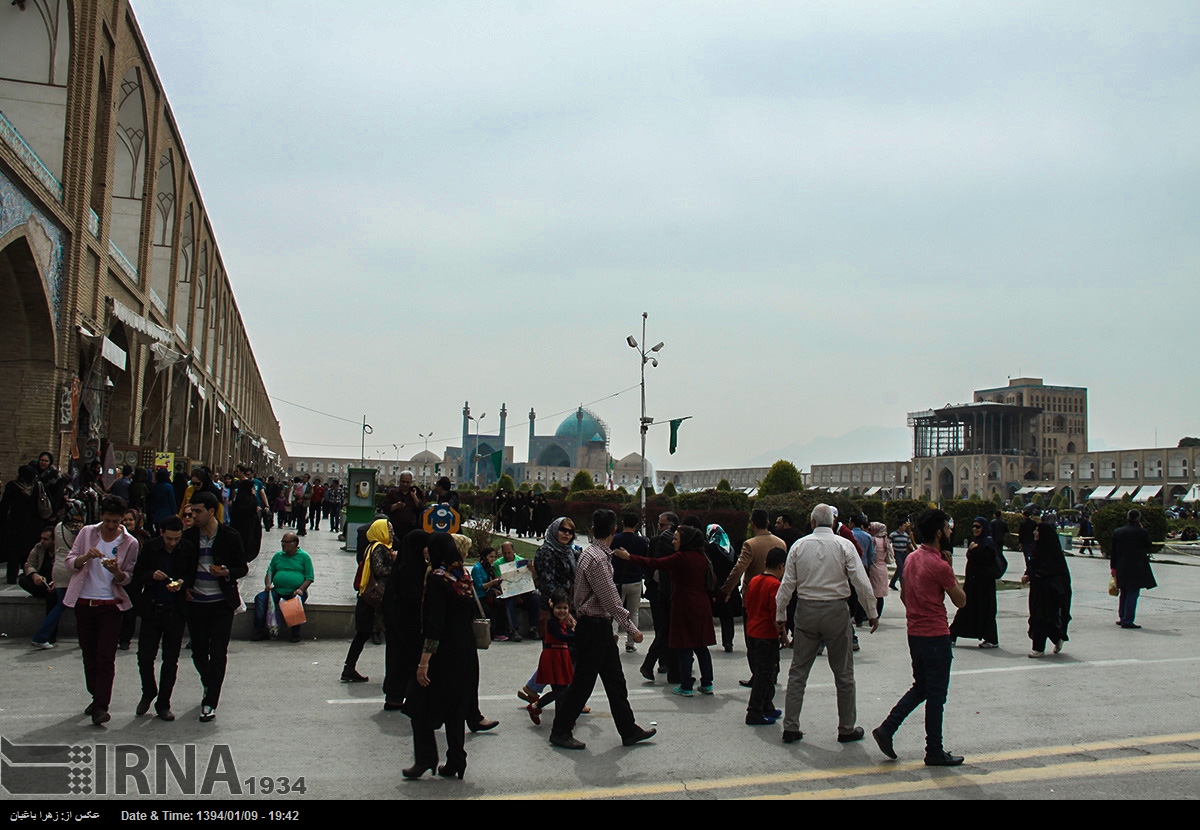 گردشگران نوروزی در میدان امام(ره)