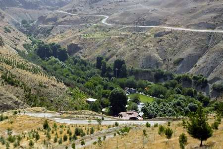 آبشار زيباي دربند صحنه مقصد بسياري از گردشگران و ميهمانان نوروزي