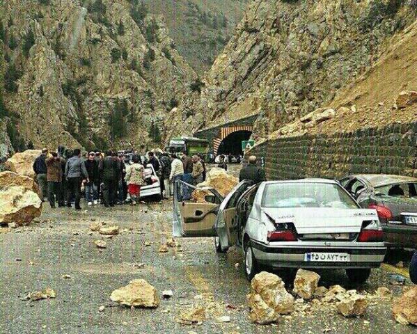 جاده كرج - چالوس پاكسازی شد/ سه مجروح براثر ریزش كوه دراین مسیر