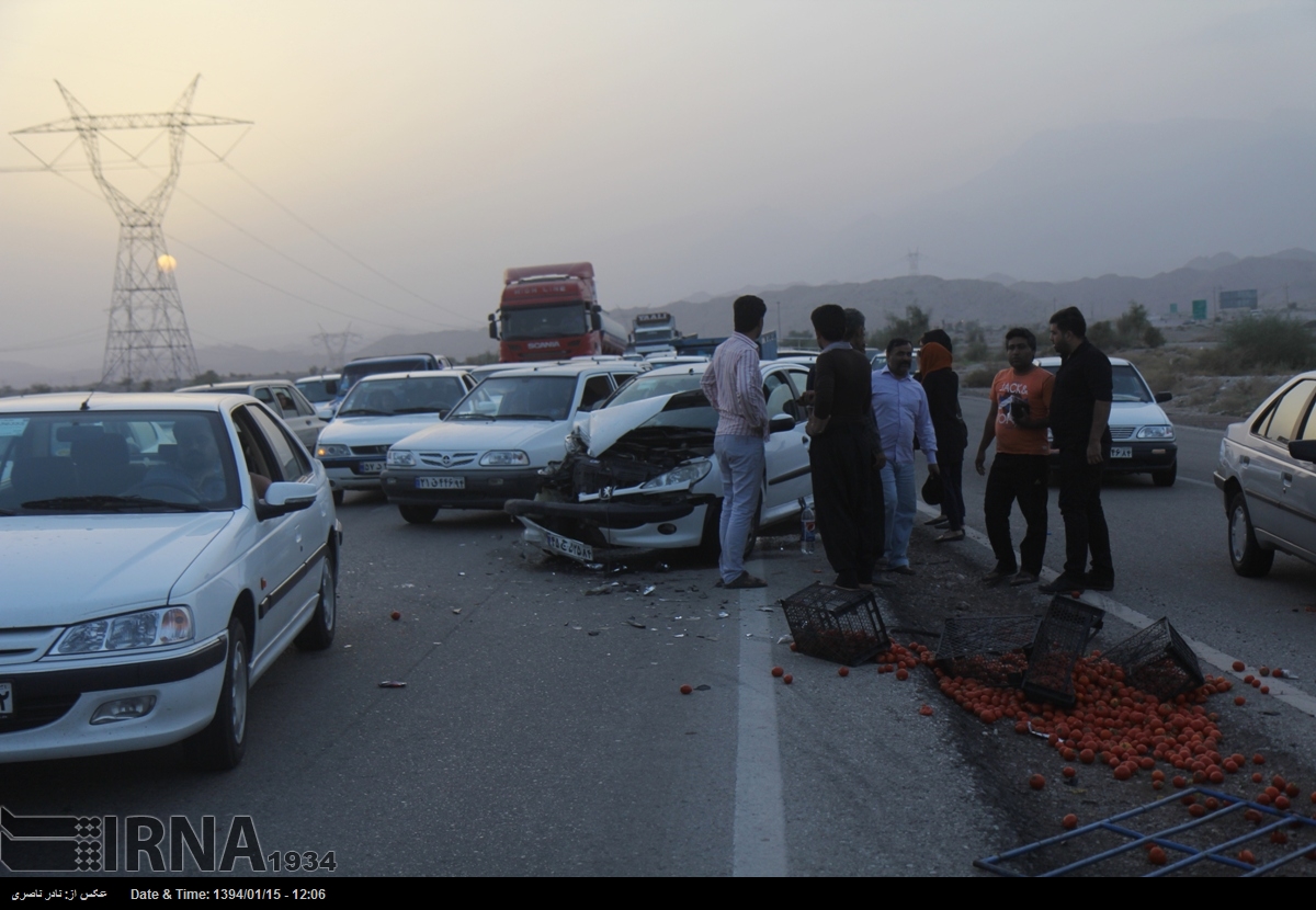 تصادف دو دستگاه خودرو پژو 206ووانت نیسان در محور سیرجان بندرعباس