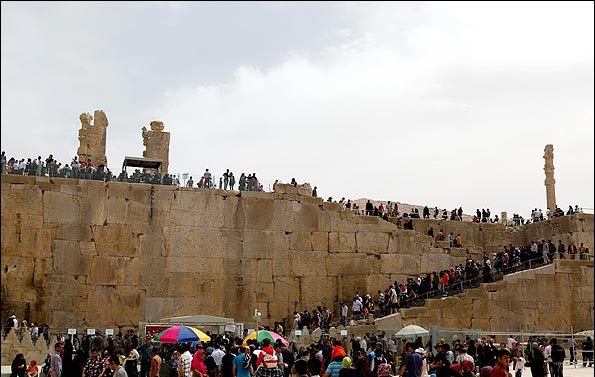 بازديد انبوه مسافران و ميهمانان از تخت جمشيد ، ديگي كه براي فارس نمي جوشد