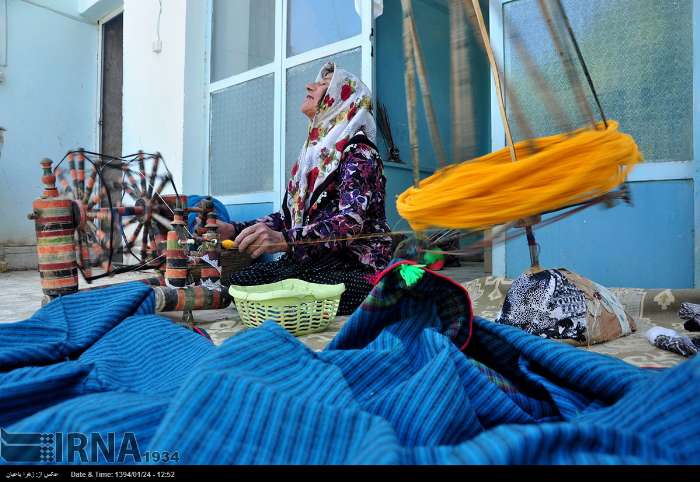 کار بافی ؛ میراثی که در جان زنان ورزنه باقیست