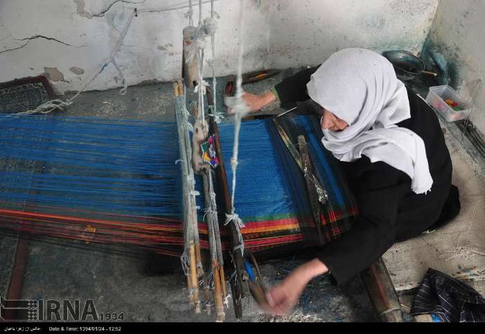 کار بافی ؛ میراثی که در جان زنان ورزنه باقیست