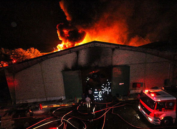 آتش سوزي كارخانه جهان ماكارون در آبيك قزوين هنوز مهار نشده است