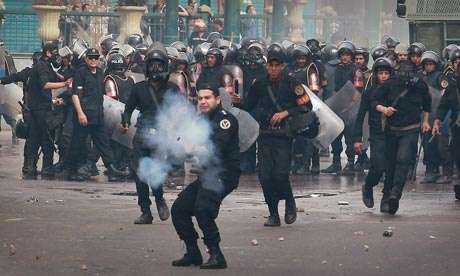 پلیس مصر معترضان در جنوب قاهره را با گاز اشك آور متفرق كرد