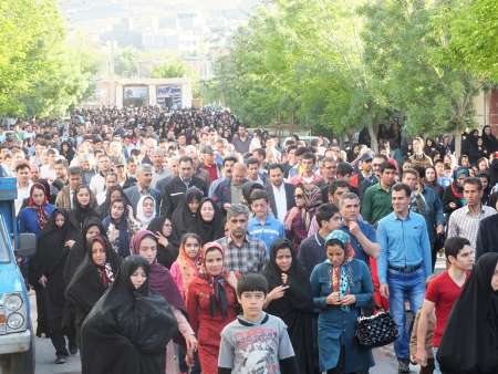 همايش بزرگ پياده روي خانوادگي در هاديشهر برگزار شد - ایرنا