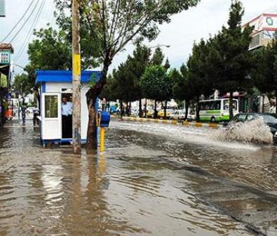 آبگرفتگي معابر شهر اروميه با بارش شديد باران