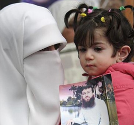 زوجة الأسیر الفلسطینی خضر عدنان: سیستمر فی إضرابه حتي نیل جمیع الأسري حقوقهم المشروعة زوجة الأسیر الفلسطینی خضر عدنان: سیستمر فی إضرابه حتي نیل جمیع الأسري حقوقهم المشروعة