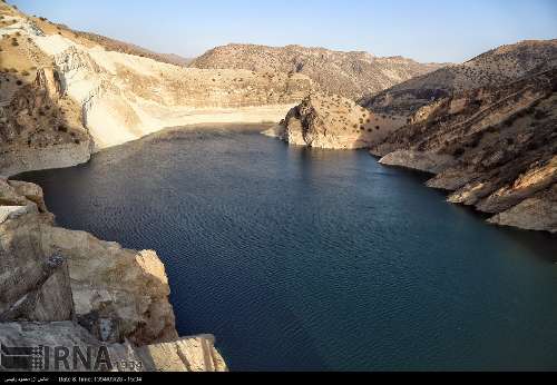 پسماندهایی که زیبایی دریاچه سد کارون ۴ نازیبا می‌کند