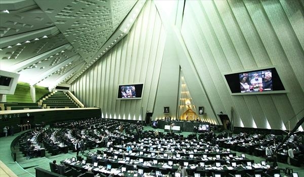 قرار برلماني يلزم الحكومة الايرانية بالحفاظ علي الحقوق النووية قرار برلماني يلزم الحكومة الايرانية بالحفاظ علي الحقوق النووية