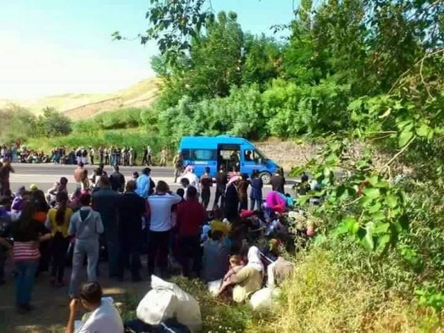 الاف الإيزيديين العراقيين يتوجهون من تركيا الي بلغاريا سيرا علي الأقدام طلبا للجوء الاف الإيزيديين العراقيين يتوجهون من تركيا الي بلغاريا سيرا علي الأقدام طلبا للجوء