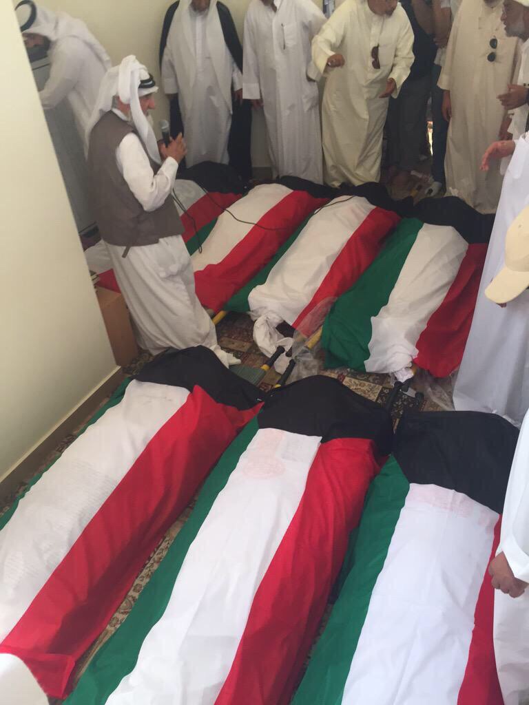 الشعب الكويتي يشيع شهداء التفجير الإرهابي في مسجد الامام الصادق(ع) الشعب الكويتي يشيع شهداء التفجير الإرهابي في مسجد الامام الصادق(ع)