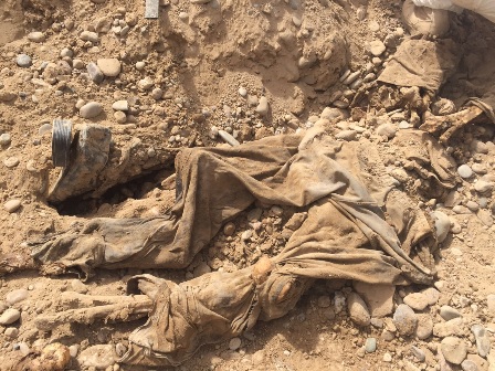 الحشد الشعبي يتمكن من العثور علي مقبرتين لجنود مغدورين قرب منشأة المثني الحشد الشعبي يتمكن من العثور علي مقبرتين لجنود مغدورين قرب منشأة المثني