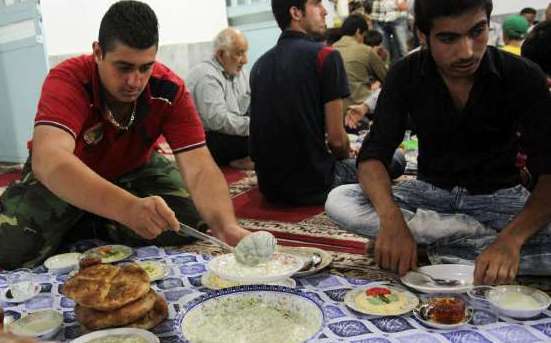 برپايي سفره هاي مهرباني براي فرزندان ايتام بهزيستي گيلان