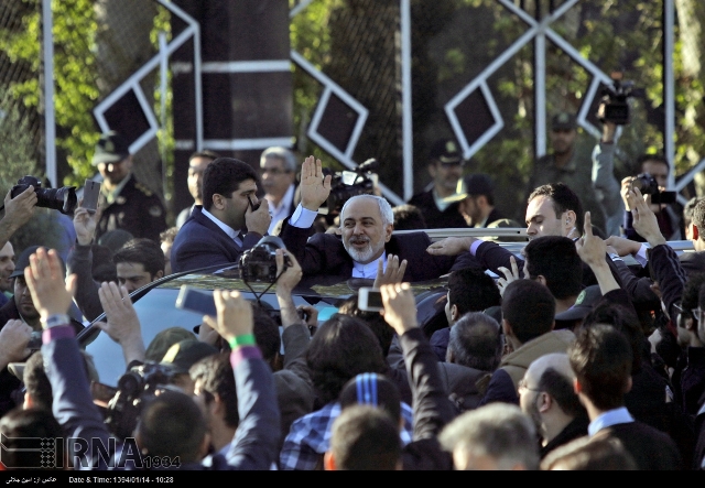 استقبال مردم مشهد از وزیر امور خارجه و اعضای تیم مذاكره كننده هسته ای