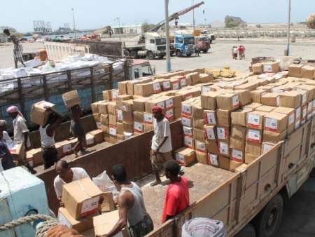 كشتی كمك های غذایی سازمان ملل در بندر عدن یمن پهلو گرفت