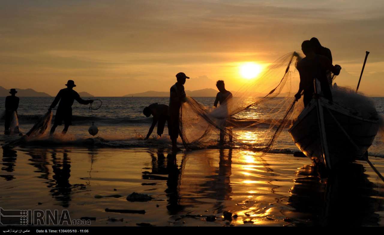 پایان یک روز صیادی ماهیگیران در بندر آچه اندونزی