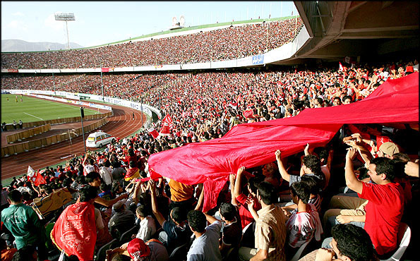 معطلی هواداران پرسپولیس پشت درهای بسته آزادی معطلی هواداران پرسپولیس پشت درهای بسته آزادی