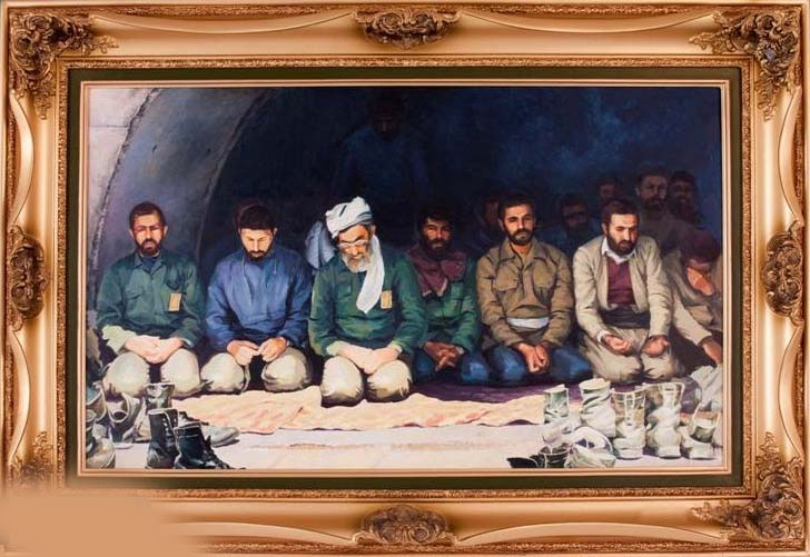 تابلوي اقامه نماز رهبر انقلاب با رزمندگان در موزه حضرت رضا(ع)
