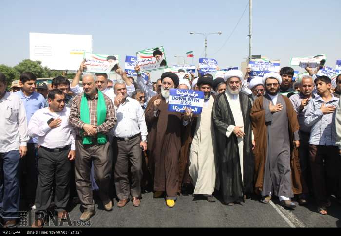 نمازگزاران اهوازی در اعتراض به وقوع حادثه منا راهپیمایی كردند