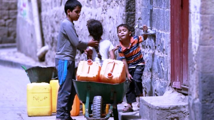 نهادهاي حقوق بشري: سوء تغذيه جان صدها كودك يمني را تهديد مي كند