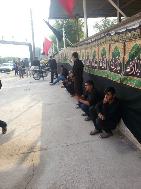 اهالي صفي آباد دزفول به ياد دو قرباني حادثه تيراندازي مجلس يادبودبرگزار  كردند - ایرنا