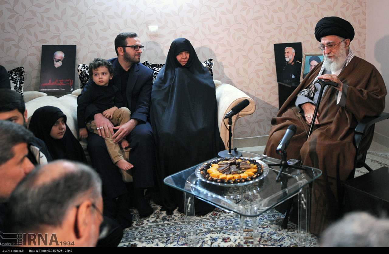 حضور مقام معظم رهبری در منزل شهید حسین همدانی