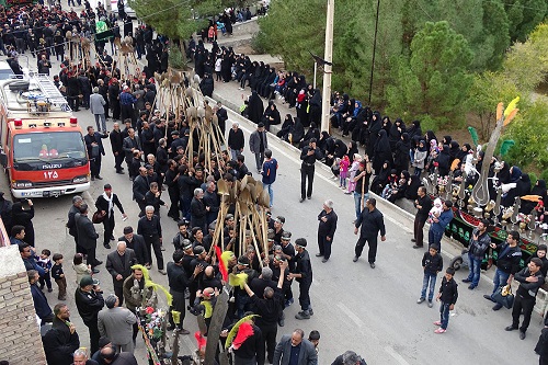 عزاداري امام حسين (ع) با برپايي مراسم خاص' بيل زني' در شهر خوسف