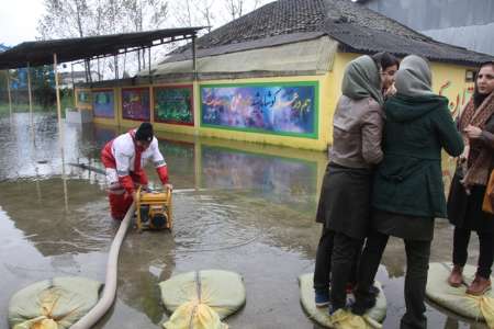 بارش باران و دلهره 311 دانش آموز آستارایی برای رفتن به مدرسه