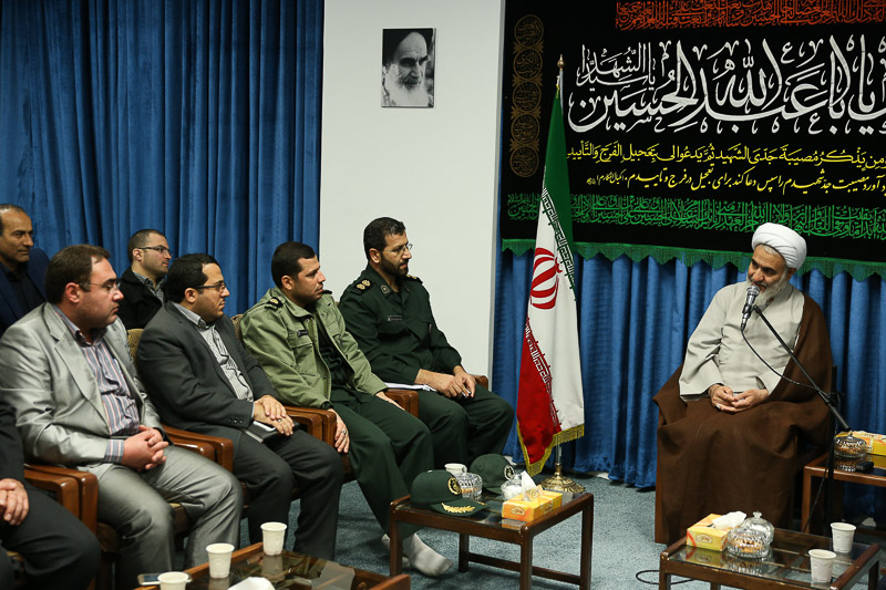 امام جمعه قزوین: بسیجی معضلات جامعه را از پیش روی ملت برمی دارد امام جمعه قزوین: بسیجی معضلات جامعه را از پیش روی ملت برمی دارد