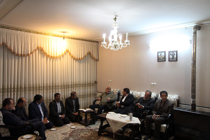رییس ستاد اجرایی فرمان امام با سه خانواده شهید در چهارمحال و بختیاری دیدار كرد رییس ستاد اجرایی فرمان امام با سه خانواده شهید در چهارمحال و بختیاری دیدار كرد