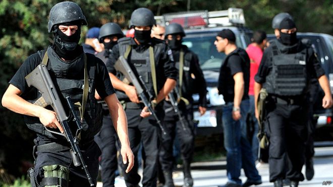 قتلي في انفجار حافلة للأمن الرئاسي بالعاصمة تونس قتلي في انفجار حافلة للأمن الرئاسي بالعاصمة تونس