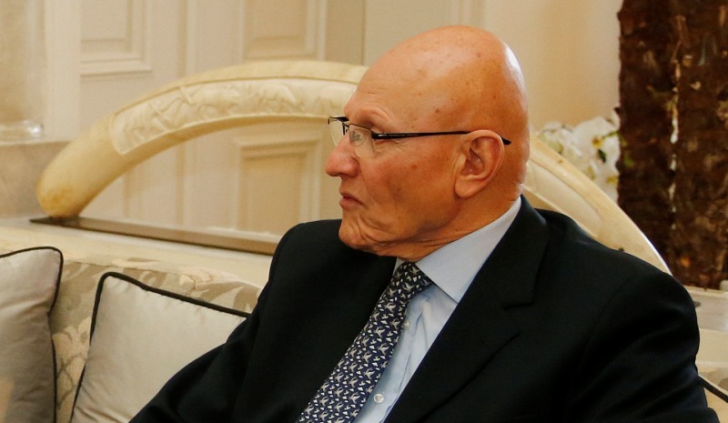 نخست وزیرلبنان سفرش به فرانسه را لغو كرد نخست وزیرلبنان سفرش به فرانسه را لغو كرد