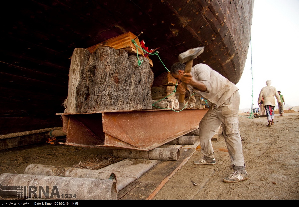 IRNA English - Iranian Lenj boat launched on Qeshm Island