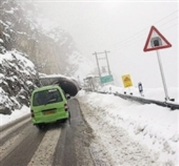 جاده كرج - چالوس به علت بارش سنگین برف و كولاك بسته است