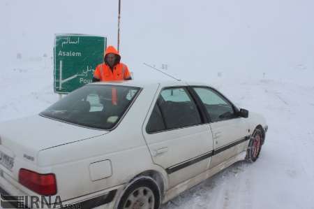 راهداران گیلان به بیش از 50 خودروی گرفتار در برف امدادرسانی كردند