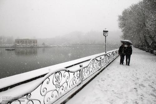 برف جاده های آذربایجان شرقی را لغزنده و مدارس چند شهر را تعطیل كرد