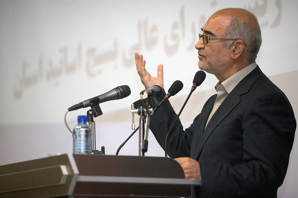 گرايش به سمت عناوين علمي، پژوهش را به حاشيه رانده است گرايش به سمت عناوين علمي، پژوهش را به حاشيه رانده است
