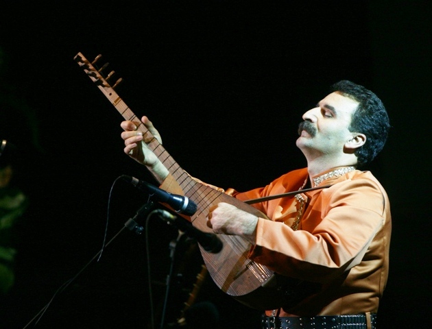 موسیقی آشیقی بر دوش هنرمندان محلی سنگینی می كند موسیقی آشیقی بر دوش هنرمندان محلی سنگینی می كند