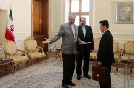 سفیر جدید كامبوج رونوشت استوارنامه خود را به قائم مقام وزیر امورخارجه تسلیم كرد سفیر جدید كامبوج رونوشت استوارنامه خود را به قائم مقام وزیر امورخارجه تسلیم كرد
