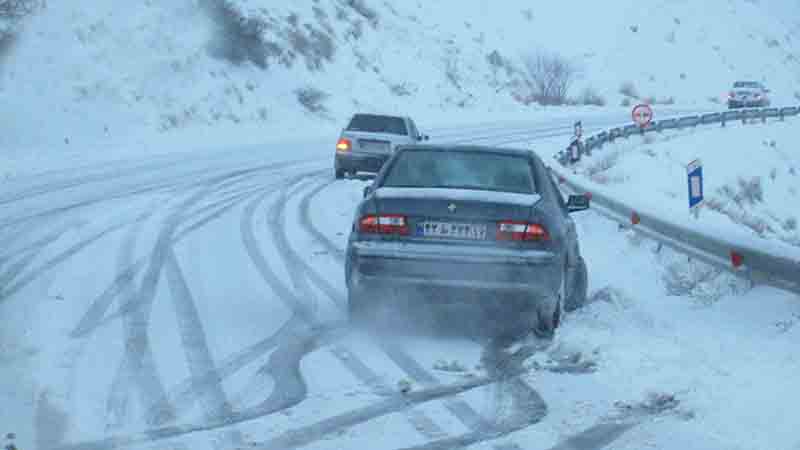 تردد خودروها در گردنه های قلاجه و قلندر ایلام فقط با زنجیرچرخ