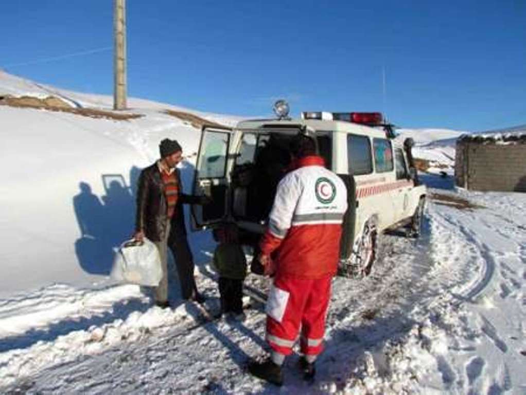 نجات سه مادر باردار گرفتار در برف و كولاك در بخش قلعه چاي عجب شير