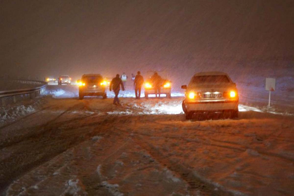 بارش برف و كولاك شديد راه 105 روستاي آذربايجان غربي را بست