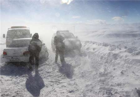 نجات 130 مسافر در گردنه برفگير زمزيران مهاباد